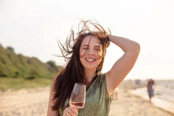 Mulher Adulta Feliz Roupa Verão Sorrindo Olhando Para Câmera Enquanto — Fotografia de Stock