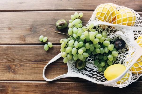Organik Meyvelerle Örülmüş Manavın Üst Görüntüsü Ahşap Masa Zemininde Yatıyordu — Stok fotoğraf