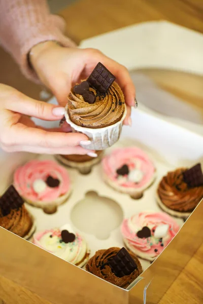 Tiro Cortado Padeiro Fêmea Embalagem Muffins Decorados Frescos Com Top — Fotografia de Stock