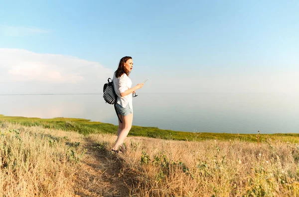 海の近くと日没で屈託のない女性の側のビュー 旅行や休日のコンセプト — ストック写真