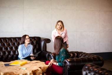 Emlakçı ev yatırımları için bir sözleşme sunuyor.