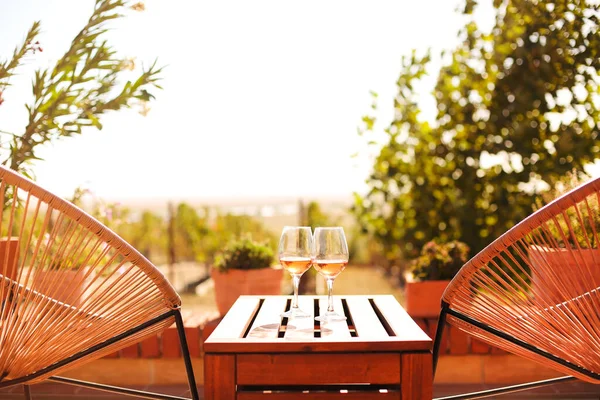 Deux Verres Vin Blanc Sur Une Table Bois Rustique Des — Photo