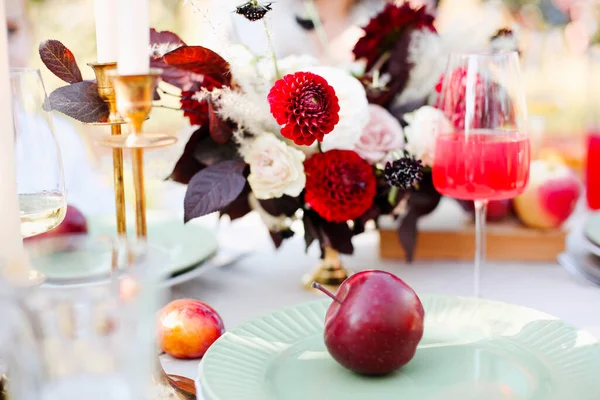 Foco Suave Flores Frescas Velas Acesas Colocadas Meio Utensílios Mesa — Fotografia de Stock