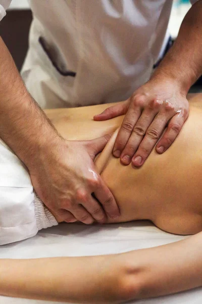 Massagista Anônimo Massageando Volta Cliente Fêmea Colheita Deitada Mesa Durante — Fotografia de Stock