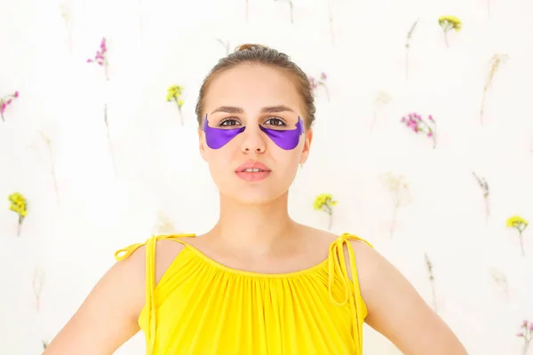 Positive Junge Frau Mit Violetten Augenklappen Die Bei Der Hautpflege — Stockfoto