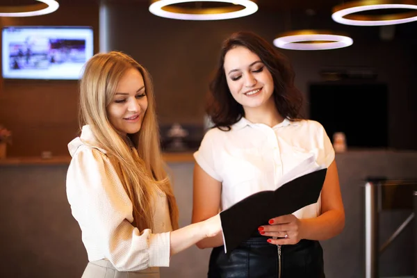 Giovane Receptionist Femminile Che Lavora Nel Salone Bellezza Annota Appuntamento — Foto Stock