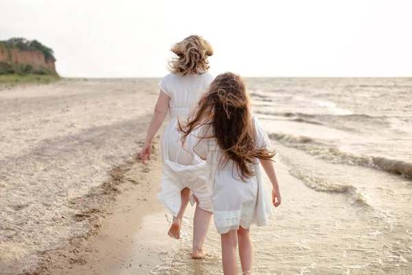 Целое Тело Веселой Женщины Белом Платье Обнимающей Девушку Виляющей Пляже — стоковое фото