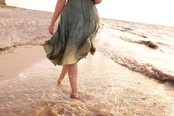 Anoniem Blootsvoets Vrouwtje Zomerjurk Wandelend Strand Nabij Spetterende Zee Golven — Stockfoto