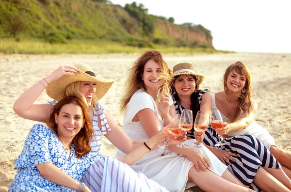 Felices Amigas Vestidos Verano Sonriendo Tintineando Copas Vino Mientras Descansan — Foto de Stock