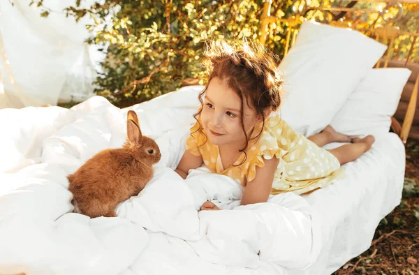 Niña Bonita Vestido Verano Sentada Afuera Cama Con Conejos Linda — Foto de Stock