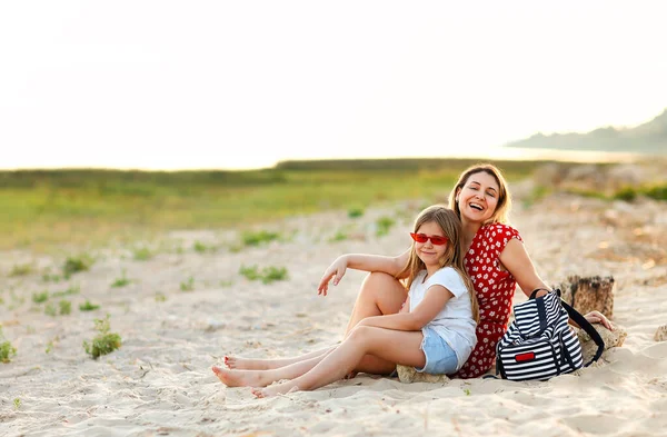 Älskade Mor Med Förtjusande Flicka Solglasögon Sitter Tillsammans Stranden Sommaren — Stockfoto