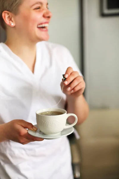 Foto Recortada Feliz Encantadora Joven Trabajadora Salud Riendo Sinceramente Mientras — Foto de Stock