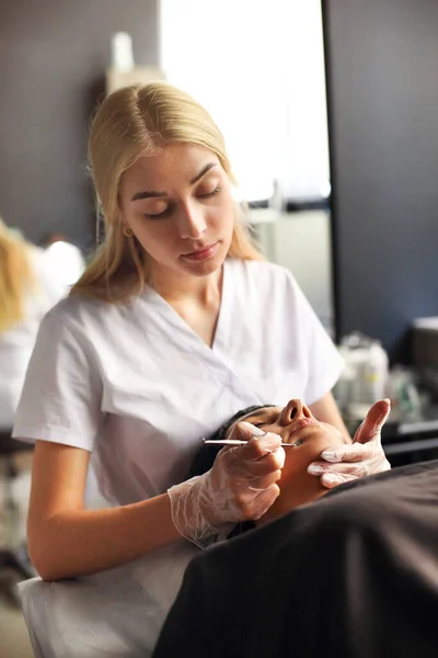 Limpieza Esteticista Profesional Del Acné Mujer Durante Procedimiento Contra Envejecimiento — Foto de Stock