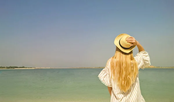 Jonge Vrouw Zomerjurk Met Strohoed Aan Zee Vakantie Reizen Verbergen — Stockfoto