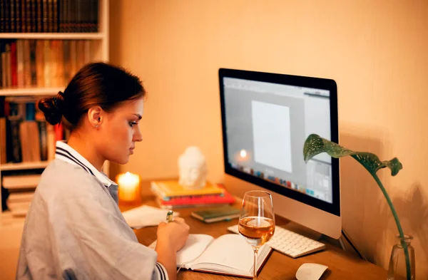 Jovem Calma Bonita Freelancer Trabalhando Computador Desktop Casa Sentado Mesa — Fotografia de Stock