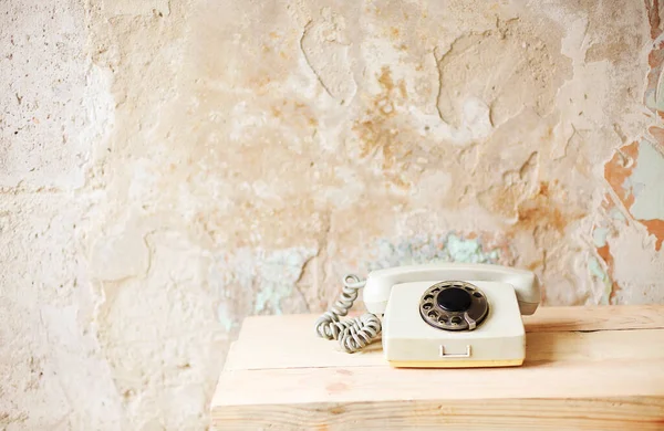 Stary Biały Telefon Retro Tarczą Czarny Kolor Płyta Surowej Drewnianej — Zdjęcie stockowe