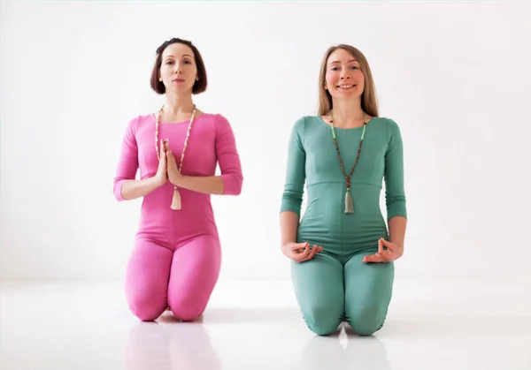 Uzun Spor Kıyafetleri Içinde Oldukça Meditasyon Eğitimi Grup Yogası Dersi — Stok fotoğraf