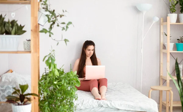 Ung Kvinna Student Casual Wear Med Bärbar Dator Samtidigt Koppla — Stockfoto
