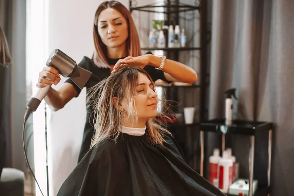 Mujer Feliz Con Estilista Haciendo Peinado Salón Peluquería Femenina Competente —  Fotos de Stock