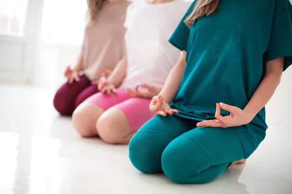 Tres Jóvenes Mujeres Sanas Felices Largos Trajes Deportivos Realizando Asanas —  Fotos de Stock