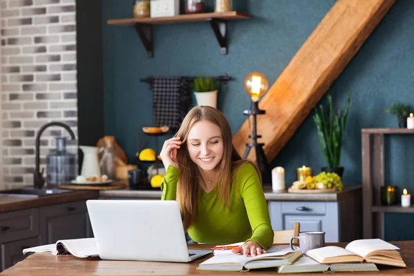 Jovem Mulher Feliz Freelancer Sentada Mesa Casa Com Laptop Fazendo — Fotografia de Stock