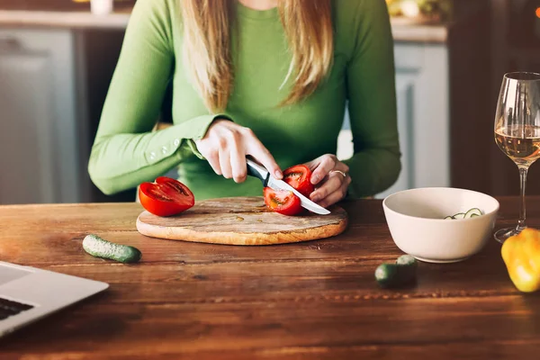 在厨房的木制桌面上 用锋利的刀切西红柿 准备蔬菜沙拉 烹调健康 有机食品和自制概念 — 图库照片