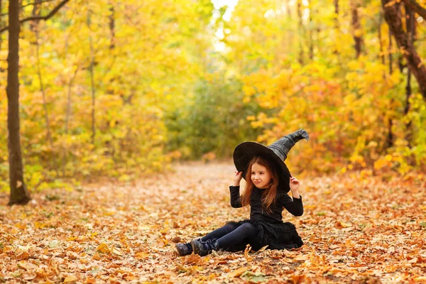 Милая Счастливая Рыжеволосая Девочка Одетая Костюм Ведьмы Сидит Опавших Листьях — стоковое фото