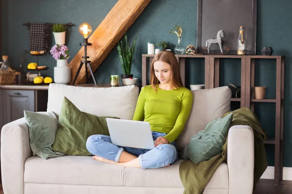 Retrato Joven Atractiva Mujer Rubia Alegre Freelancer Jeans Camisa Verde — Foto de Stock