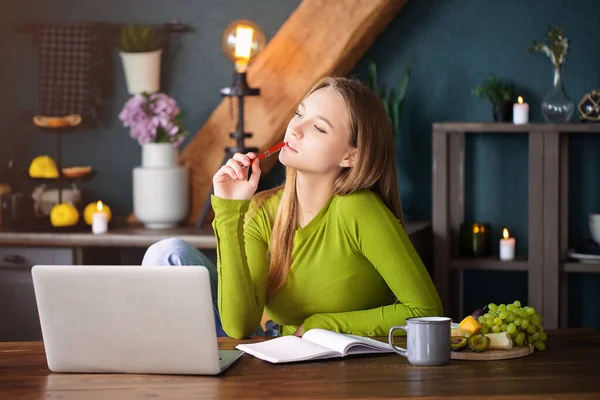 Joven Mujer Pensativa Freelancer Sentado Mesa Casa Con Ordenador Portátil — Foto de Stock