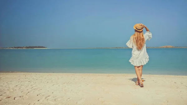 Jonge Vrouw Zomerjurk Met Strohoed Aan Zee Vakantie Reizen Concept — Stockfoto
