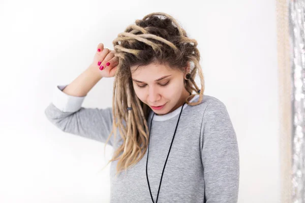 Joven Hembra Alegre Traje Colorido Mirando Cámara Con Sonrisa Rastas —  Fotos de Stock