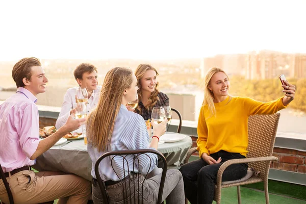 Gruppo Cinque Giovani Allegri Che Cenano Ristorante Seduti Sulla Terrazza — Foto Stock