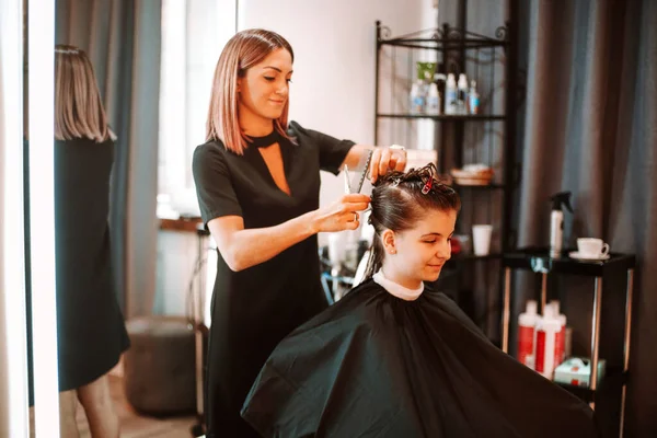 美容院工作过程中的积极女性美发师 专业的微笑美发师为女性客户理发做准备 用剪子剪头发 时尚和美的概念 — 图库照片