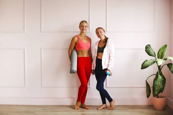 Farklı Yaşlarda Neşeli Mutlu Iki Kadın Yoga Eğitiminde Birlikte Eğleniyorlar — Stok fotoğraf