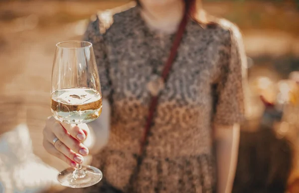 Mulher Irreconhecível Vestido Floral Desfrutando Vinho Branco Dia Ensolarado Verão — Fotografia de Stock