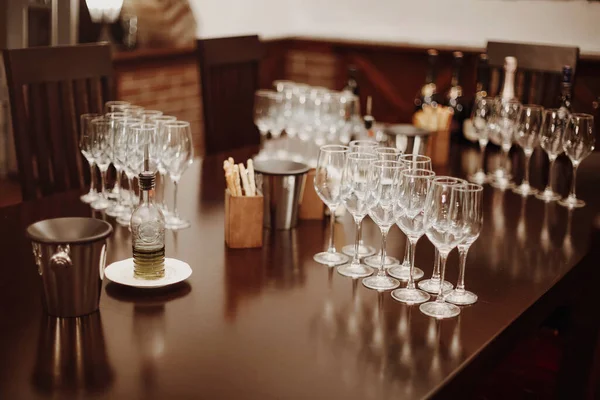 Glass Goblets Placed Rows Table Wine Tasting Procedure Restaurant — Stock Photo, Image