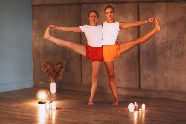 Renkli Spor Elbiseli Iki Genç Kadın Rahatlamak Için Yoga Yapıyor — Stok fotoğraf