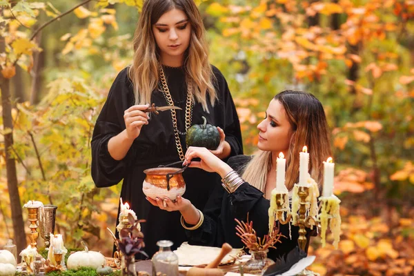 Junge Frauen Hexenkostümen Sitzen Herbsttag Wald Tisch Mit Magischen Zutaten — Stockfoto