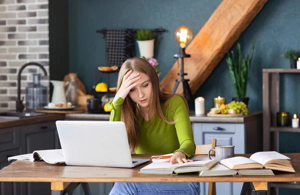 Young Pensive Woman Freelancer Sitting Table Home Laptop Making Notes — Stock Photo, Image