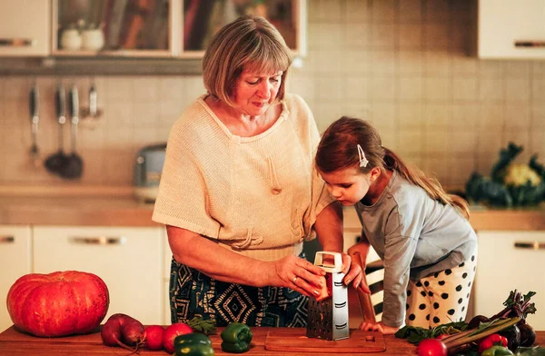 Rodinný Portrét Babičky Vnučky Vařící Společně Kuchyni Doma Babička Ukazuje — Stock fotografie