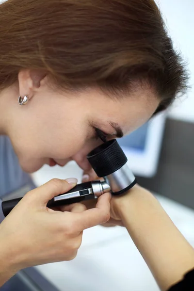 Detailní Fotografie Mladé Brunetky Dermatoložka Zkoumá Nevus Nebo Mateřská Znaménka — Stock fotografie