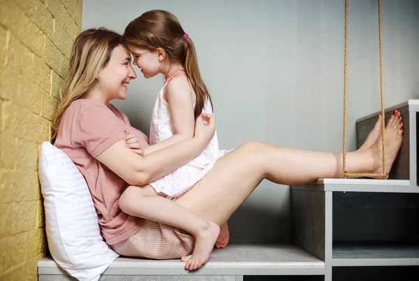 Jonge Liefhebbende Moeder Knuffelend Met Haar Schattige Dochtertje Terwijl Thuis — Stockfoto