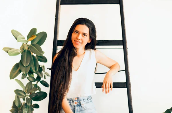 Retrato Jovem Bela Mulher Morena Com Cabelos Longos Apoiados Escada — Fotografia de Stock