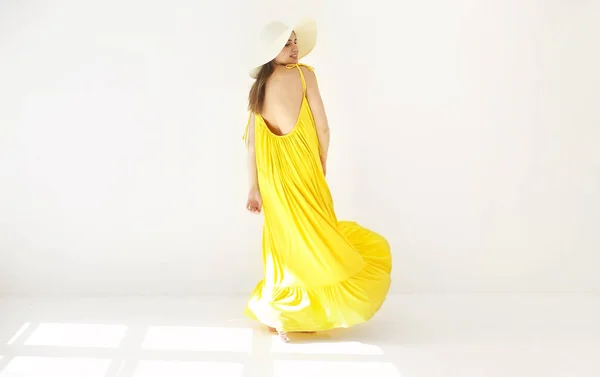 Vue Arrière Jeune Heureuse Belle Femme Romantique Robe Été Jaune — Photo