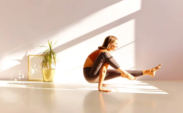 Orta Yaşlı Sportif Aktif Bir Kadın Yoga Yapıyor Güneşli Stüdyoda — Stok fotoğraf