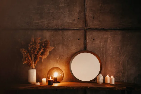 Runder Spiegel Auf Holzregal Mit Zwei Brennenden Kerzen Und Kleinem — Stockfoto