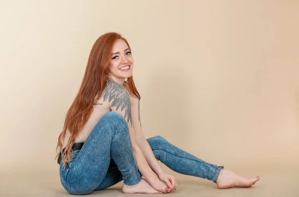 Joven Sonriente Hermosa Mujer Con Pelo Largo Rojo Mira Cámara — Foto de Stock