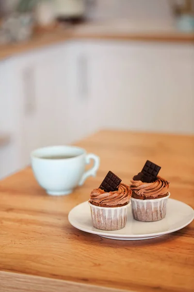 Close Afbeelding Van Twee Muffins Witte Plaat Versierd Met Cacao — Stockfoto