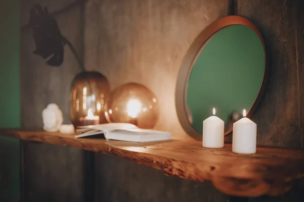 Runder Spiegel Auf Holzregal Mit Zwei Brennenden Kerzen Und Kleinem — Stockfoto