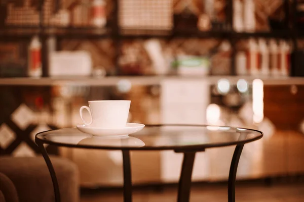 Kuaför Salonunun Içinde Cam Masada Kahve Fincanı Güzellik Salonundaki Müşteriler — Stok fotoğraf